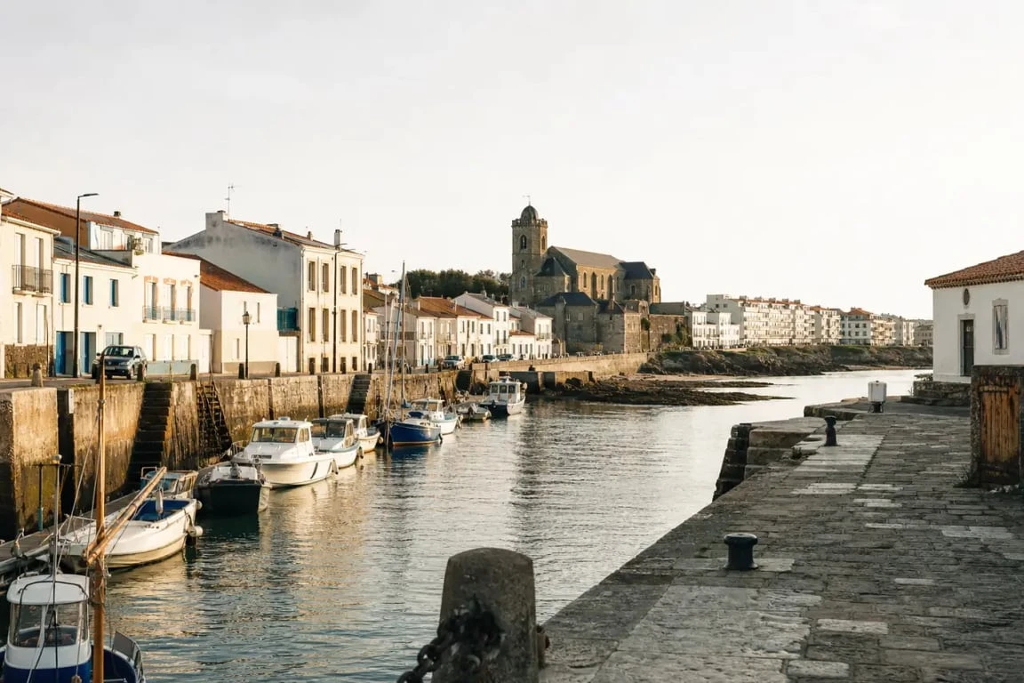 Place de la chaume et quartier de La Chaume aux Sables-d’Olonne, vue portuaire sur le chenal