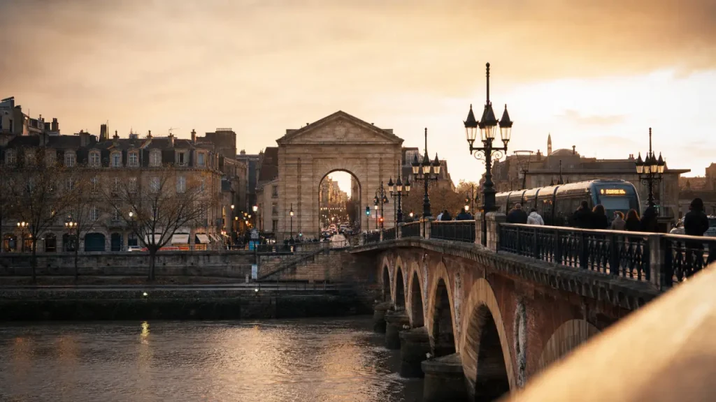 Porte de Bourgogne à Bordeaux : 22 mètres entre le pont de pierre et le cours Victor-Hugo