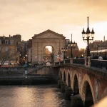 Porte de Bourgogne à Bordeaux depuis le pont de pierre, Garonne et cours Victor-Hugo