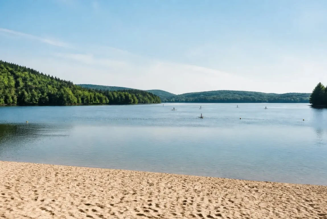 Lac nievre morvan : panorama du lac des Settons avec plage aménagée et forêts du Morvan