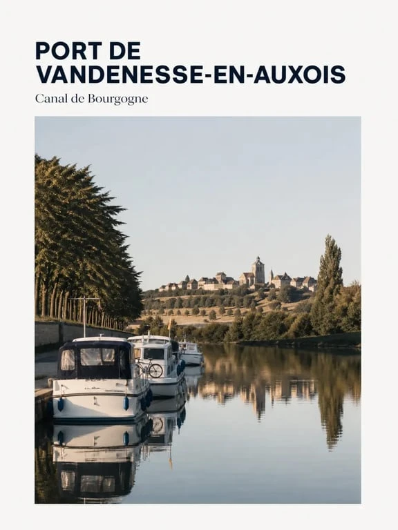Vandenesse en Auxois tourisme : vue du port sur le canal de Bourgogne avec Châteauneuf-en-Auxois en arrière-plan