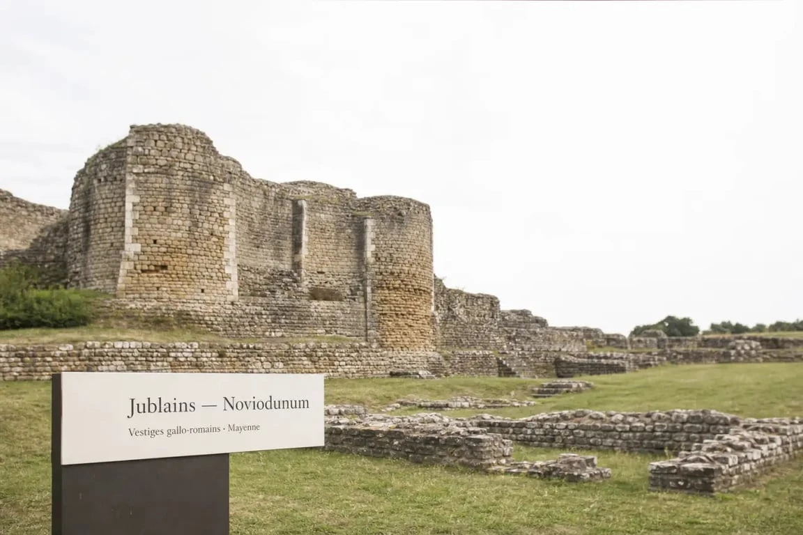 Site archéologique de Jublains, un objetqui indique un monument Noviodunum avec vestiges et panneau explicatif