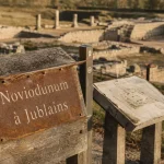Objetqui indique un monument Noviodunum à Jublains : panneau explicatif.