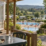 Camping les Portes du Morvan : terrasse, piscine et emplacements verts à Issy-l’Évêque