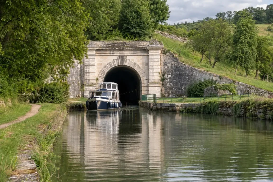 Voûte du canal de Bourgogne à Pouilly-en-Auxois vue depuis le chemin de halage