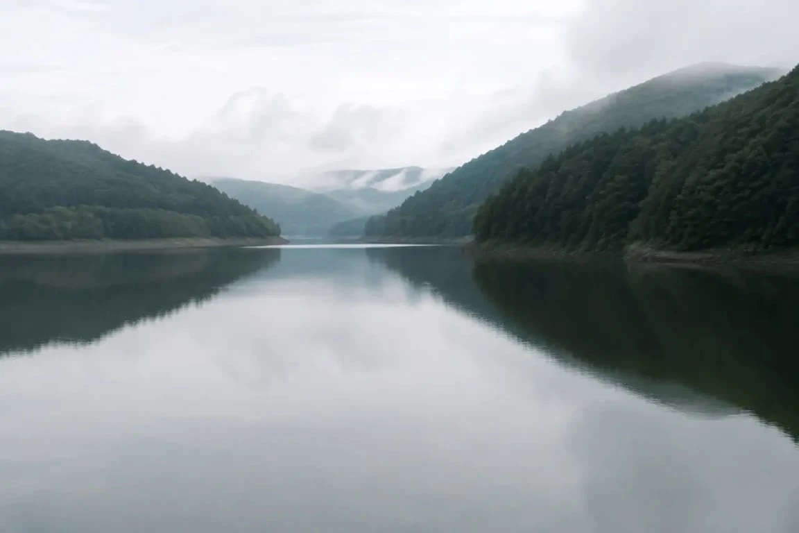 Lac de Chaumeçon Morvan en vue panoramique, rives boisées et eau calme