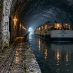 Voûte du canal de bourgogne pouilly en auxois : bateau dans le tunnel-canal