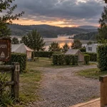 Camping ouroux en morvan : chemin vers le camping, tentes et mobil-home, plan d’eau du Morvan